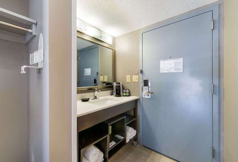 Отель Clarion Pointe Greensboro Airport