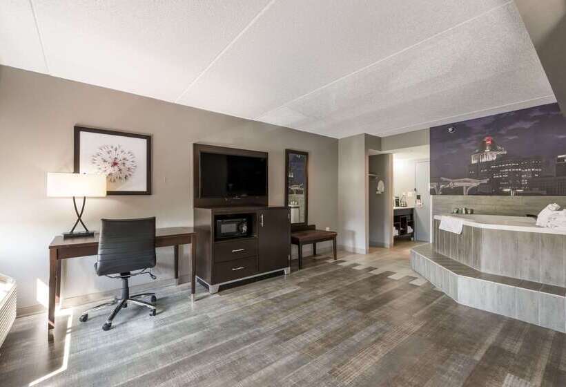 Отель Clarion Pointe Greensboro Airport