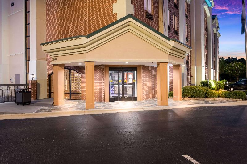هتل Clarion Pointe Greensboro Airport