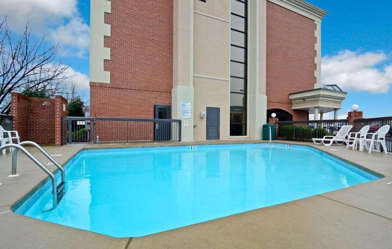 Отель Clarion Pointe Greensboro Airport