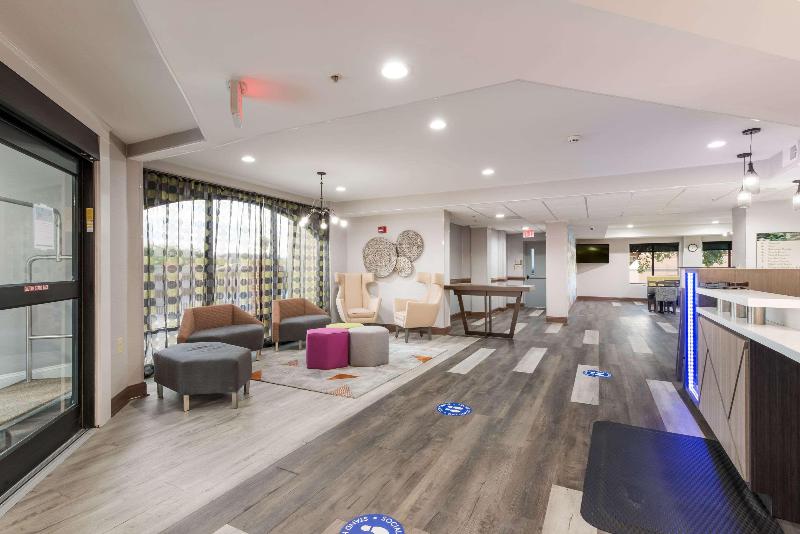 Отель Clarion Pointe Greensboro Airport