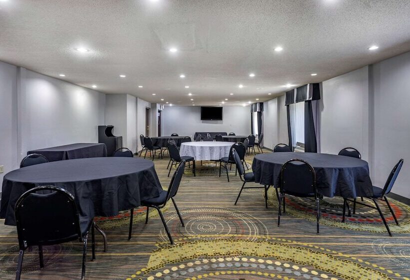 ホテル Comfort Suites Nashville Airport Bna