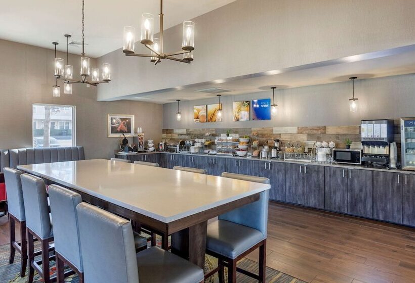 ホテル Comfort Suites Nashville Airport Bna