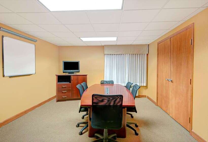 בית מלון כפרי Days Inn & Suites By Wyndham Kansas City   Chiefs Arrowhead Stadium