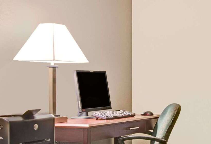 בית מלון כפרי Days Inn & Suites By Wyndham Kansas City   Chiefs Arrowhead Stadium