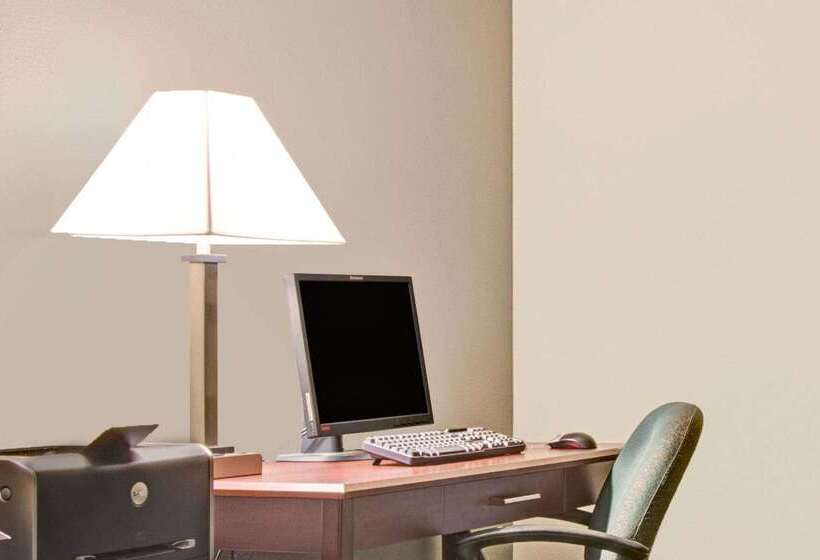 בית מלון כפרי Days Inn & Suites By Wyndham Kansas City   Chiefs Arrowhead Stadium