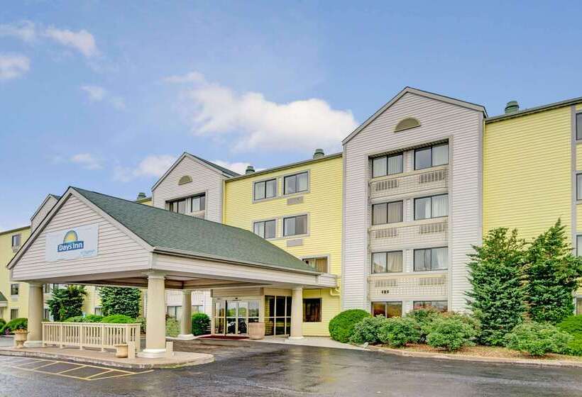 בית מלון כפרי Days Inn & Suites By Wyndham Kansas City   Chiefs Arrowhead Stadium