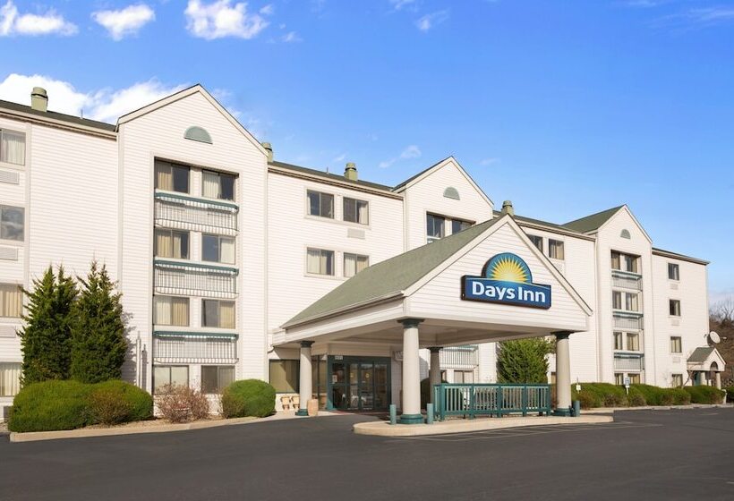 בית מלון כפרי Days Inn & Suites By Wyndham Kansas City   Chiefs Arrowhead Stadium