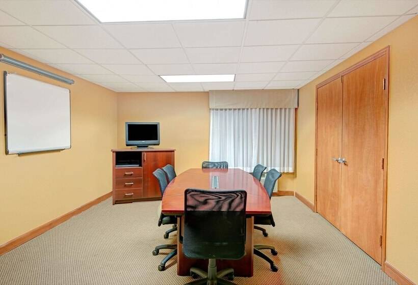 בית מלון כפרי Days Inn & Suites By Wyndham Kansas City   Chiefs Arrowhead Stadium