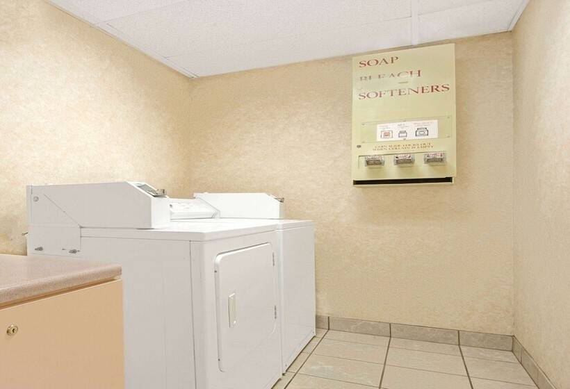 בית מלון כפרי Days Inn & Suites By Wyndham Kansas City   Chiefs Arrowhead Stadium