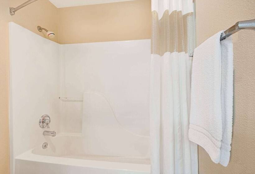 בית מלון כפרי Days Inn & Suites By Wyndham Kansas City   Chiefs Arrowhead Stadium