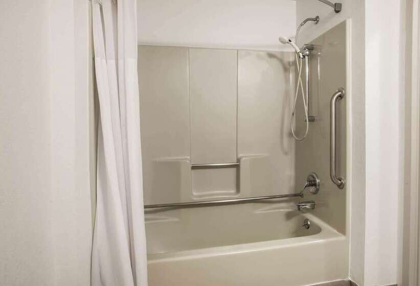 בית מלון כפרי Days Inn & Suites By Wyndham Rochester Hills Mi