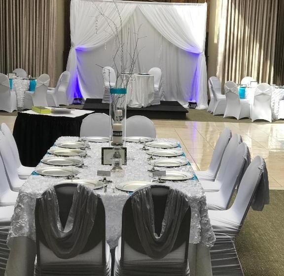 בית מלון כפרי Days Inn & Suites By Wyndham Rochester Hills Mi