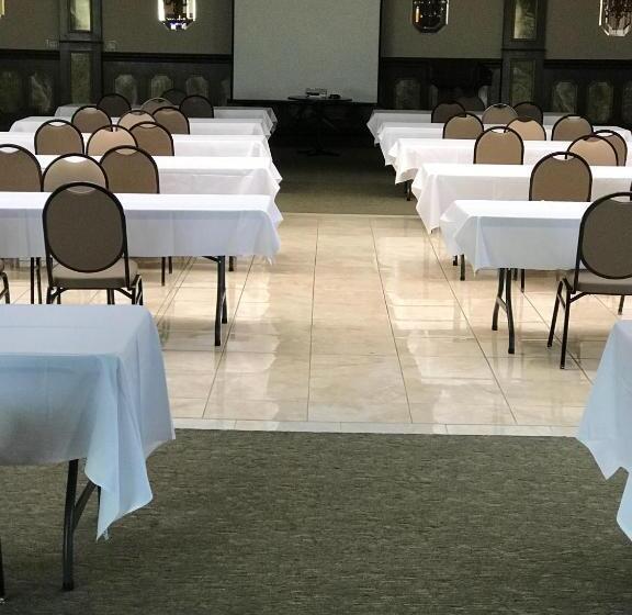 בית מלון כפרי Days Inn & Suites By Wyndham Rochester Hills Mi