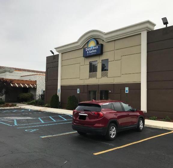 בית מלון כפרי Days Inn & Suites By Wyndham Rochester Hills Mi