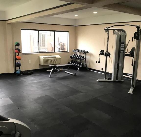 בית מלון כפרי Days Inn & Suites By Wyndham Rochester Hills Mi