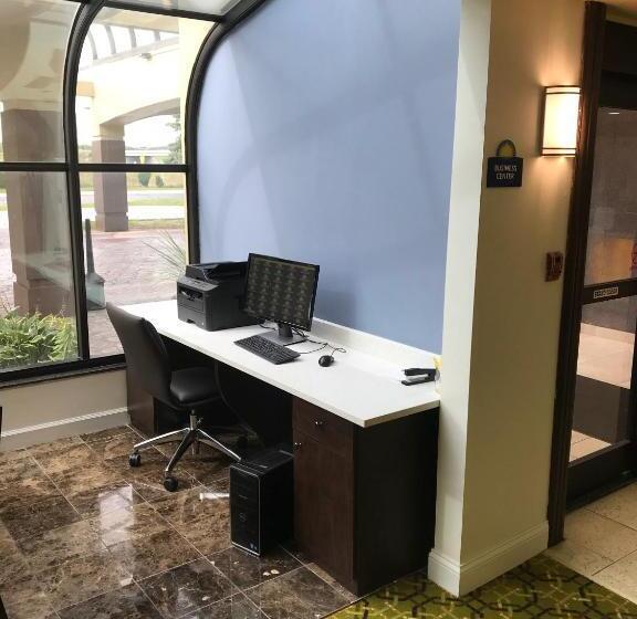 בית מלון כפרי Days Inn & Suites By Wyndham Rochester Hills Mi