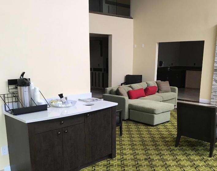 בית מלון כפרי Days Inn & Suites By Wyndham Rochester Hills Mi