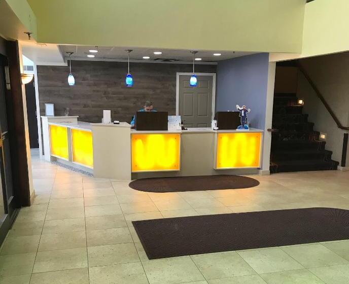 בית מלון כפרי Days Inn & Suites By Wyndham Rochester Hills Mi