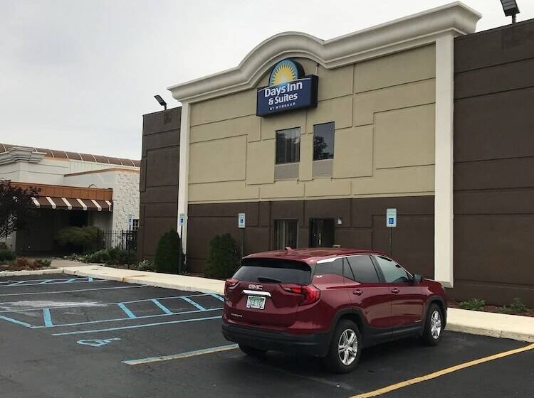 בית מלון כפרי Days Inn & Suites By Wyndham Rochester Hills Mi