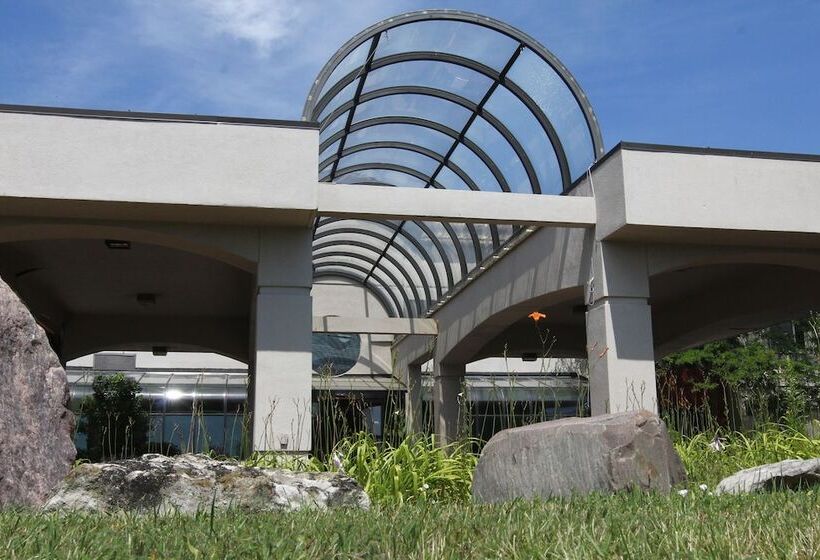 בית מלון כפרי Days Inn & Suites By Wyndham Rochester Hills Mi