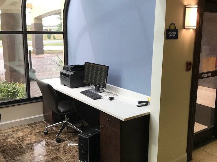 בית מלון כפרי Days Inn & Suites By Wyndham Rochester Hills Mi