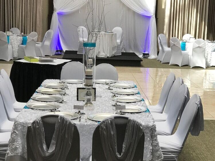 בית מלון כפרי Days Inn & Suites By Wyndham Rochester Hills Mi