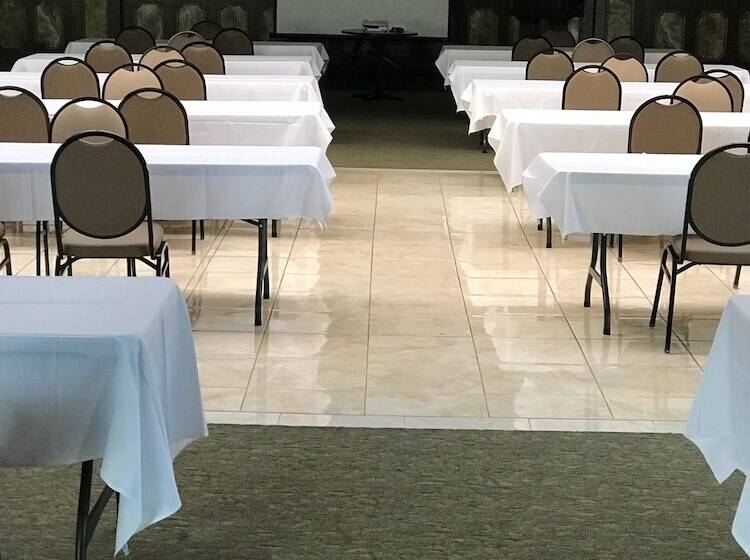 בית מלון כפרי Days Inn & Suites By Wyndham Rochester Hills Mi