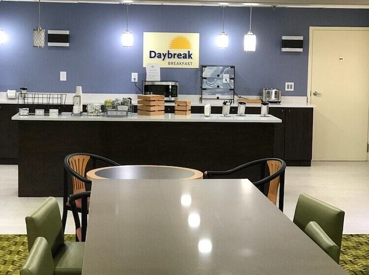 בית מלון כפרי Days Inn & Suites By Wyndham Rochester Hills Mi