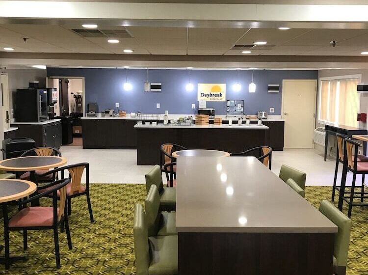 בית מלון כפרי Days Inn & Suites By Wyndham Rochester Hills Mi