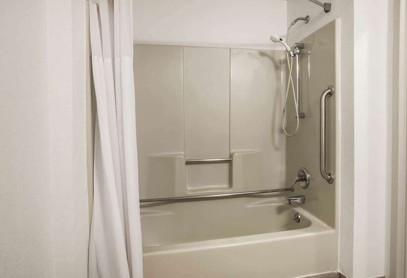 בית מלון כפרי Days Inn & Suites By Wyndham Rochester Hills Mi