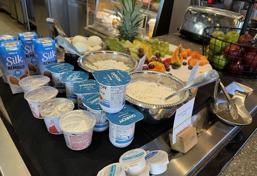 هتل Doubletree By Hilton Omaha Southwest