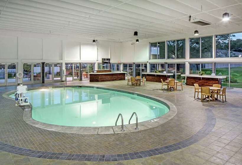 هتل Doubletree By Hilton Omaha Southwest