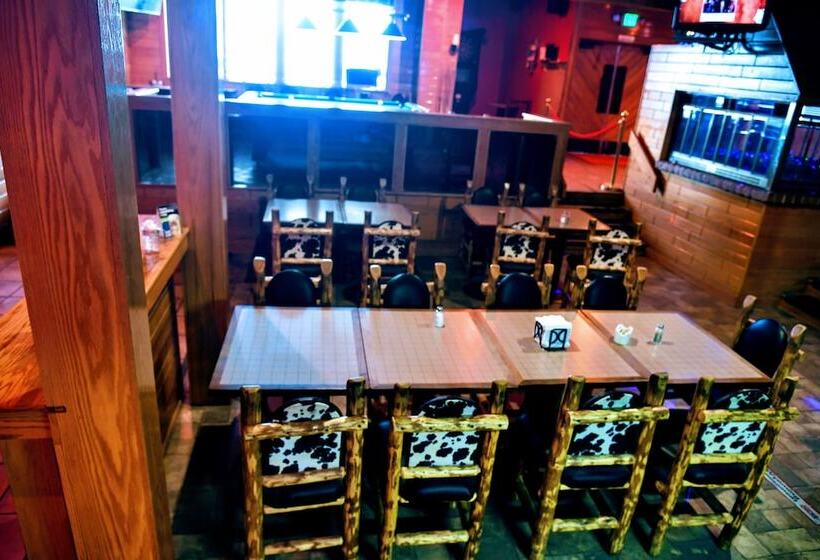 בית מלון כפרי Douglas Inn And Conference Center