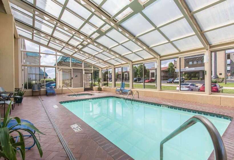 فندق Econo Lodge Inn & Suites Joplin