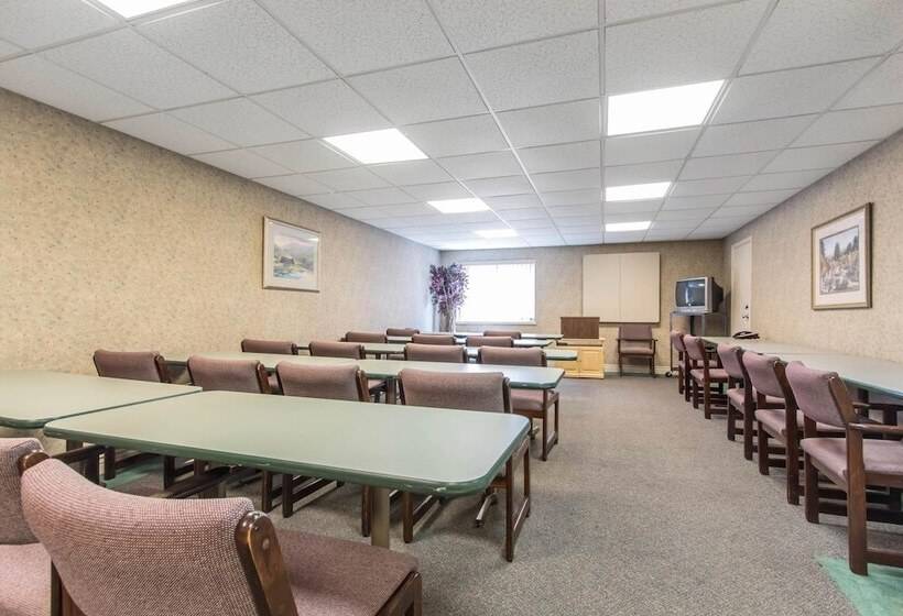 فندق Econo Lodge Inn & Suites Joplin