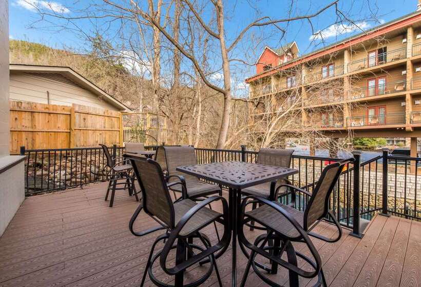 فندق Econo Lodge Inn & Suites On The River