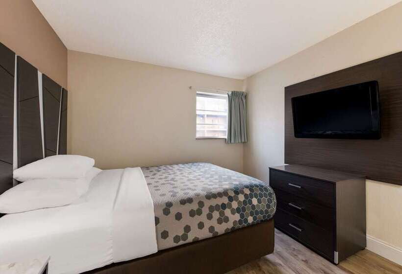 בית מלון כפרי Econo Lodge Inn & Suites On The River