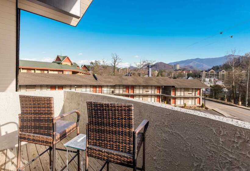 فندق Econo Lodge Inn & Suites On The River