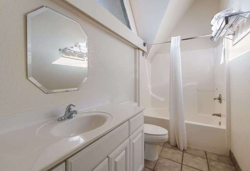 فندق Econo Lodge Inn & Suites On The River