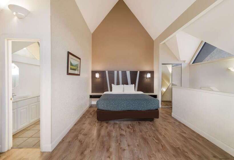 בית מלון כפרי Econo Lodge Inn & Suites On The River