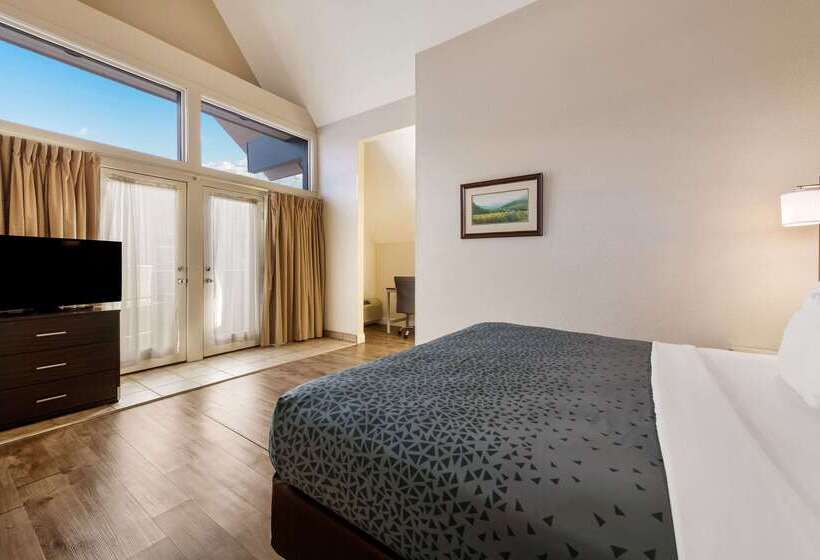 فندق Econo Lodge Inn & Suites On The River