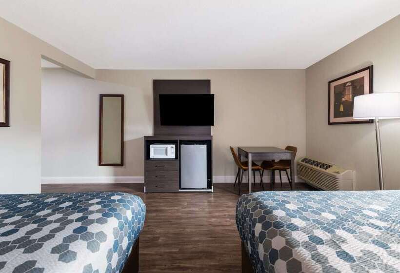 فندق Econo Lodge Inn & Suites On The River