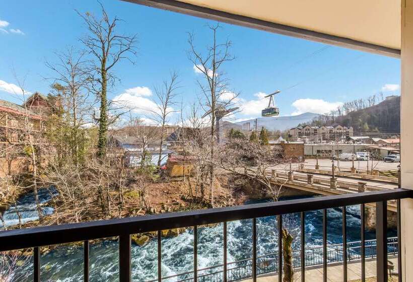 בית מלון כפרי Econo Lodge Inn & Suites On The River