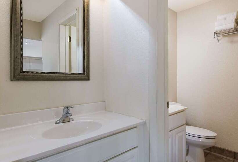 فندق Econo Lodge Inn & Suites On The River