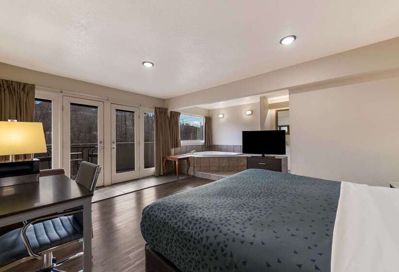 فندق Econo Lodge Inn & Suites On The River