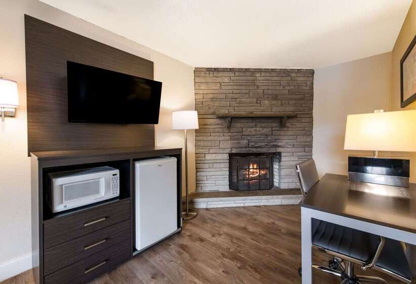 فندق Econo Lodge Inn & Suites On The River