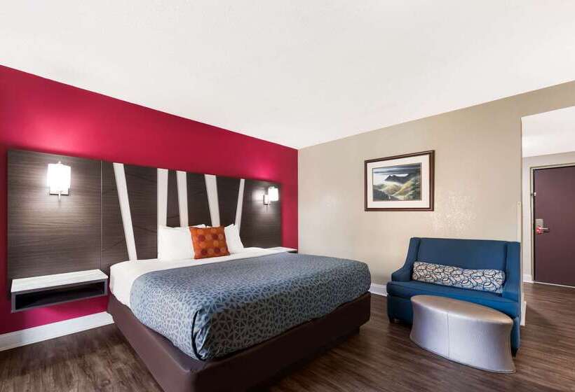 فندق Econo Lodge Inn & Suites On The River