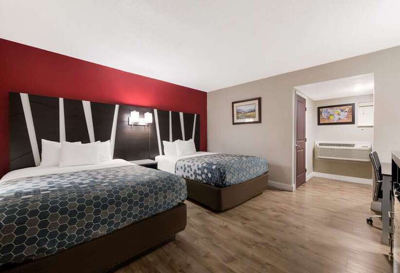 فندق Econo Lodge Inn & Suites On The River