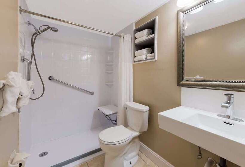 فندق Econo Lodge Inn & Suites On The River